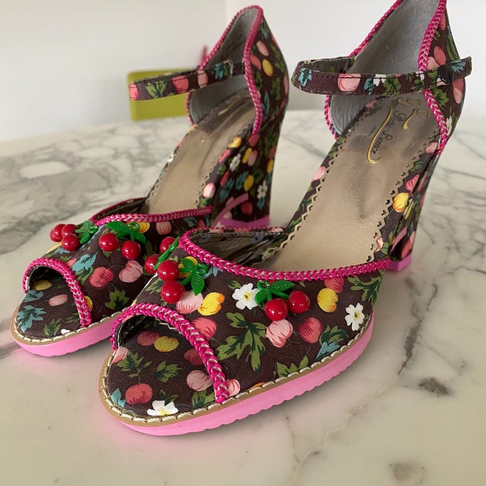 Poetic License fruity floral wedge sandals -size 38.5/7.5